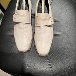 MAN'S WHITE LEATHER DRESS LOAFERS WITH CHROME BUCKLE. SIZE 10 1/2 CR